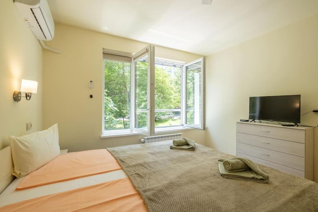 Apartment Location, Brand New 3 Bdrm & Free Parking Sofia