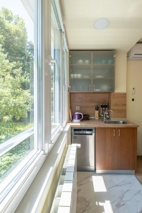 Apartment Location, Brand New 3 Bdrm & Free Parking