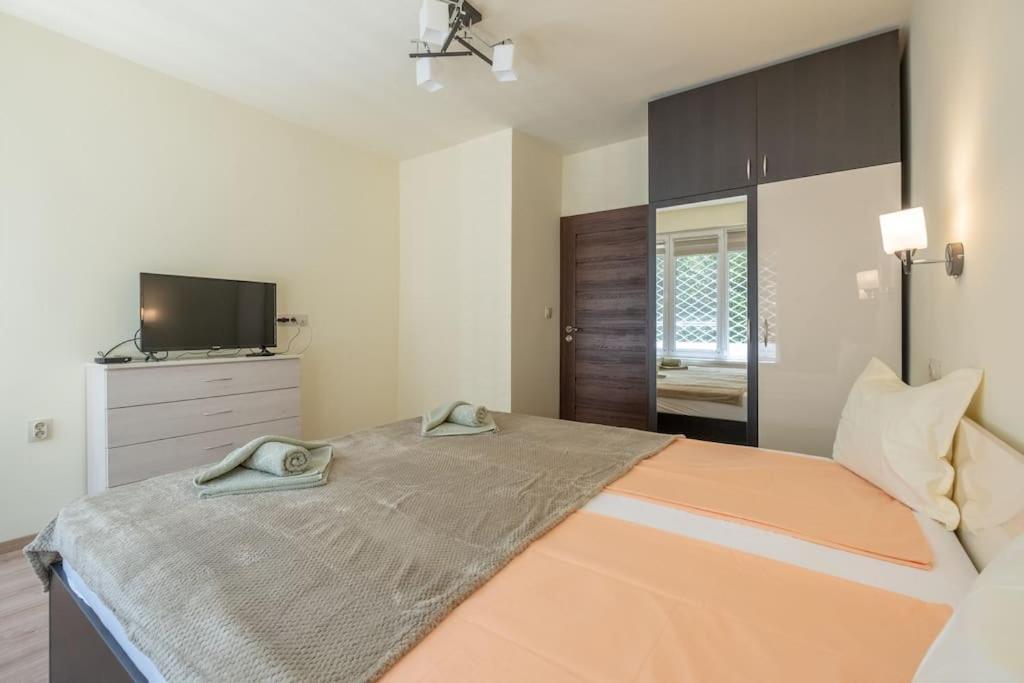 Location, Brand New 3 Bdrm & Free Parking Apartment *