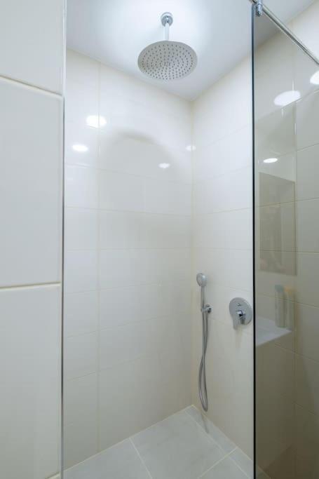Apartment Location, Brand New 3 Bdrm & Free Parking Sofia