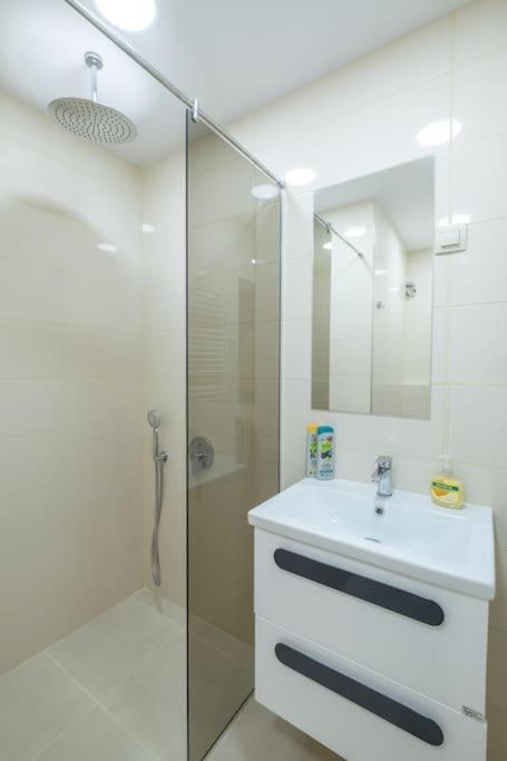 Location, Brand New 3 Bdrm & Free Parking * Sofia