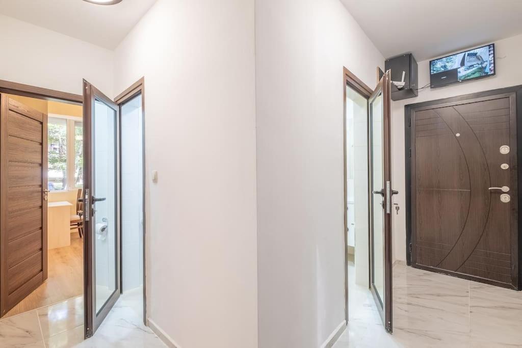 Location, Brand New 3 Bdrm & Free Parking Apartment *