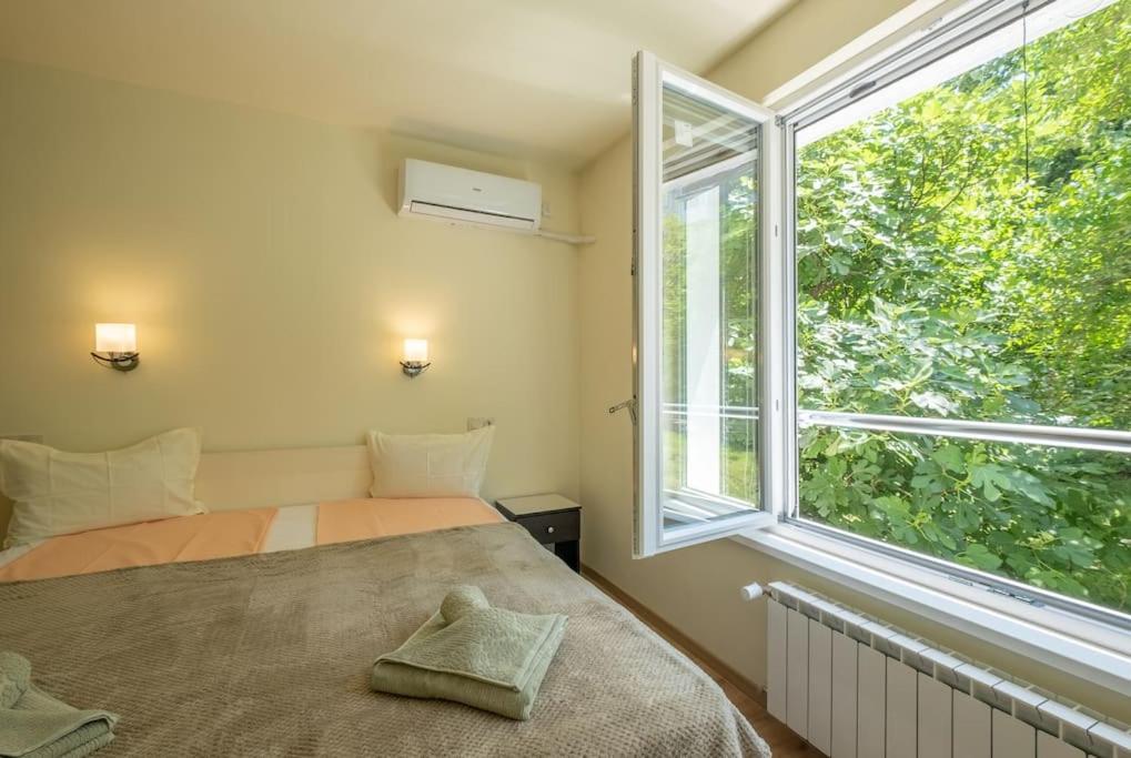 Location, Brand New 3 Bdrm & Free Parking Apartment