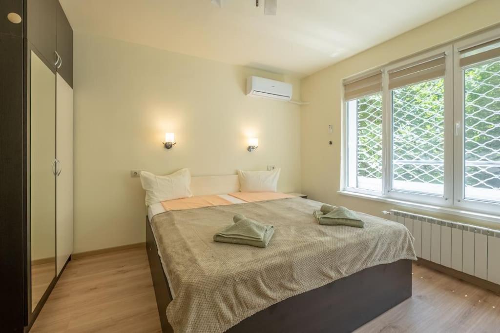 Location, Brand New 3 Bdrm & Free Parking Apartment *
