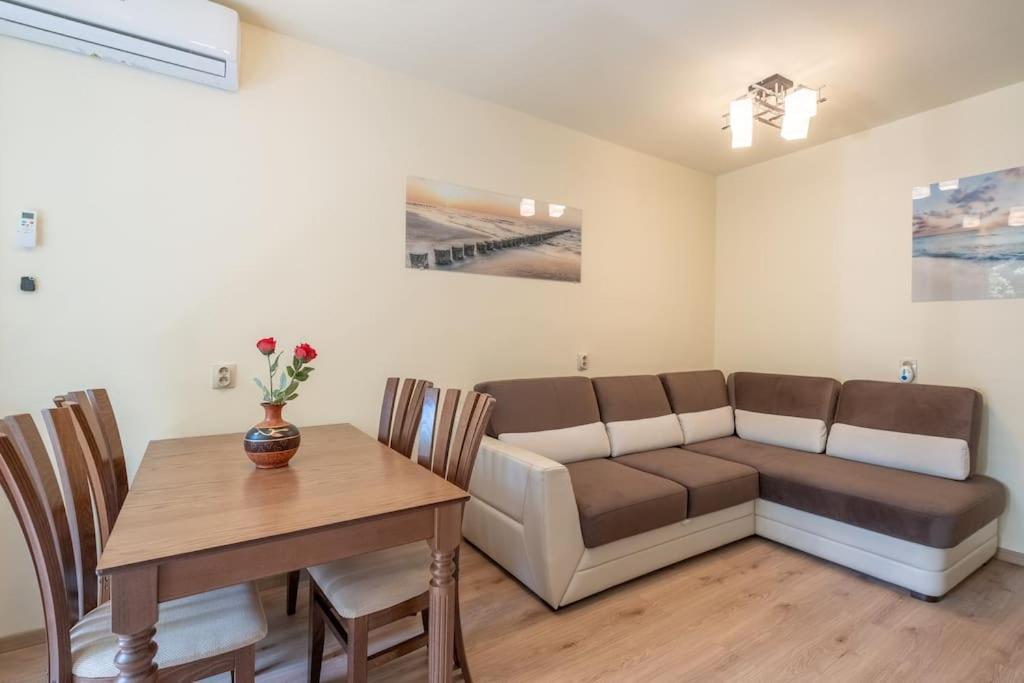 Location, Brand New 3 Bdrm & Free Parking Apartment *
