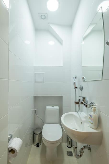 Apartment Location, Brand New 3 Bdrm & Free Parking *