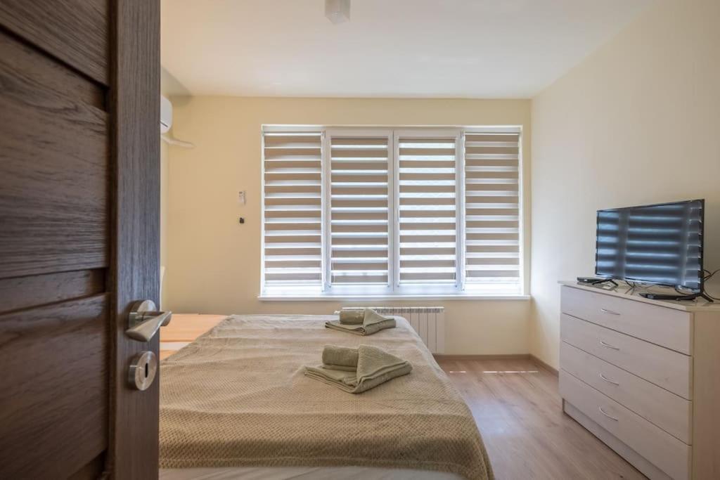 Apartment Location, Brand New 3 Bdrm & Free Parking Sofia