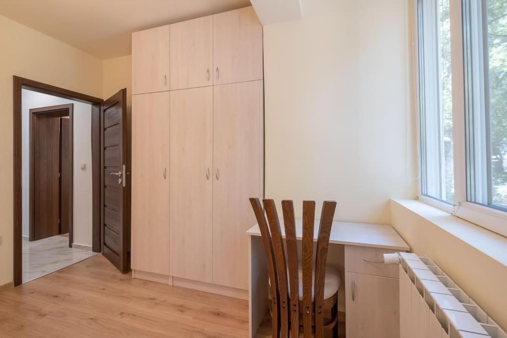 Apartment Location, Brand New 3 Bdrm & Free Parking Sofia