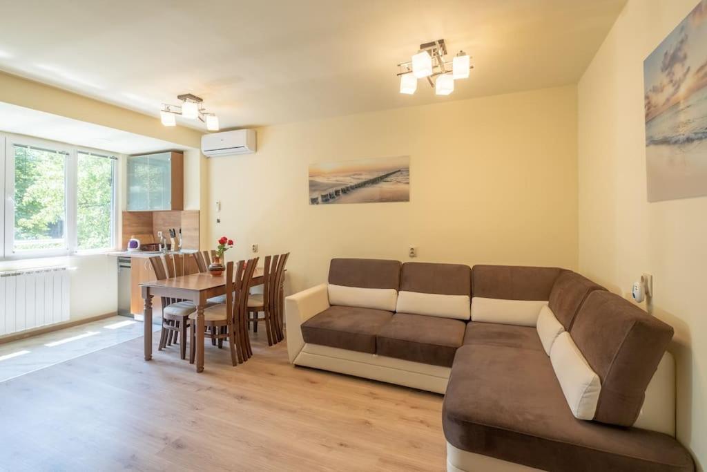 Location, Brand New 3 Bdrm & Free Parking Apartment *